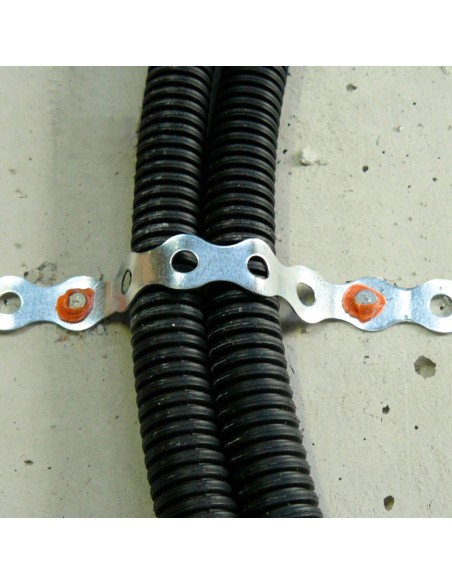 Cinta perforada WOLFPACK fleje 17mm rollo 10mt 13070251